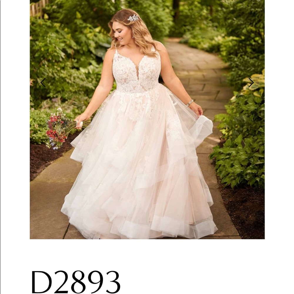 **NEVER WORN** Beautiful WEDDING DRESS